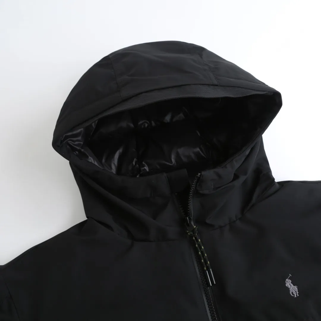 P970 Ralph Lauren Logo Hooded Down Jacket Fabric selection: High-density nylon taffeta with a density of about 210T-300T, smooth and slightly matte surface, excellent windproof and waterproof performance (with DWR water-repellent treatment), strong wrinkle resistance and easy care, in line with the "durable and practical" positioning of American leisure.  Lining fabric: 100% polyamide is used to create the lining. The high-density and tight weaving process prevents fine lint from emerging from the gaps in the fabric. The smooth surface improves the putting on and taking off experience, and the excellent wear and tear resistance ensures damage caused by frequent use, while the light and soft texture does not affect the overall weight.  High-quality filling: 90 white duck down is selected, with a weight of 220g, ensuring excellent thermal insulation performance. After strict screening and processing, the velvet is not easy to drill, ensuring durability. Style and cutting process: The classic jacket has a slightly loose fit, with a slightly dropped shoulder line (the shoulder width is 1-2cm wider than the standard fit). The length reaches the hips, and the sleeves are slightly tapered straight sleeves, taking into account freedom of movement and casual style.  Details: The adjustable Velcro on the cuffs allows you to freely adjust the tightness according to the thickness of your wrist and personal preferences, effectively preventing cold wind from intruding, and improving warmth retention performance.  In terms of storage, the two front zipper pockets are convenient for you to place frequently used items, and the zipper design ensures that items are not easily lost. A built-in pocket on the left side of the chest provides a safe storage space for some small private items.  The drawstring design at the hem allows you to adjust the shape of the jacket according to your body shape and dressing needs. Whether it is loose and casual or slim and neat, you can easily control it.  Embroidery technology: Polo horse logo on the left chest: flat satin stitch embroidery (satin embroidery), embroidery thread: 100% polyester high color fastness embroidery thread (the color number is consistent with the brand’s standard red color card), stitch density 12-15 stitches/cm, the outline of the horse logo is clear, and the details of the rider and horse are burr-free.  Embroidery positioning: precise positioning through the template (12cm from the neckline and 8cm from the placket) to ensure left and right symmetry and centering.  Accessories: One-to-one customized zipper sling, one-to-one customized zipper puller, one-to-one customized washable label SIZE: S M L XL